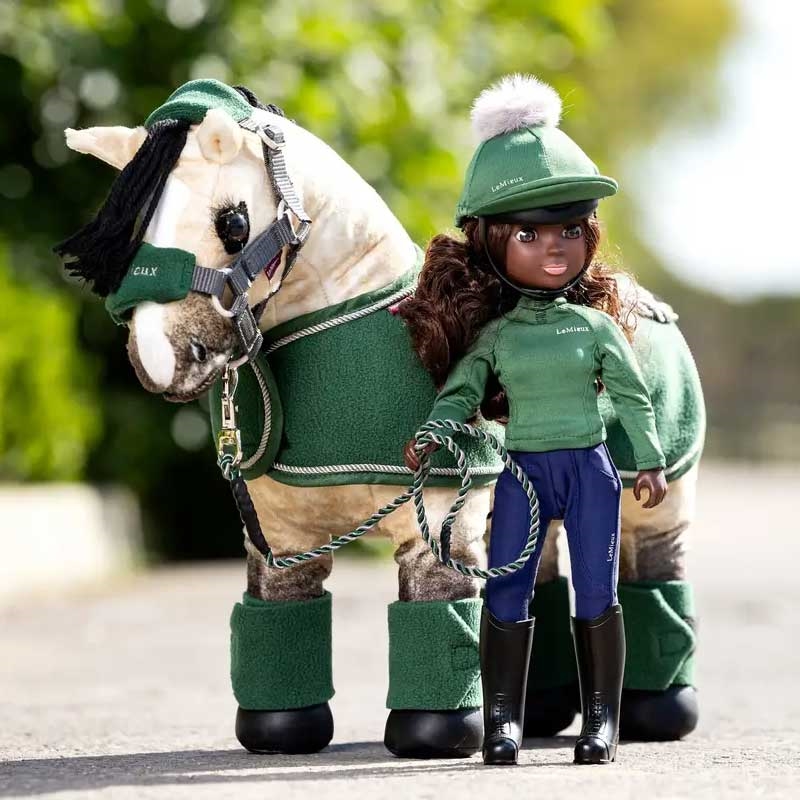 LeMieux "Toy pony rider" - Maya mini pony rytter står med hest