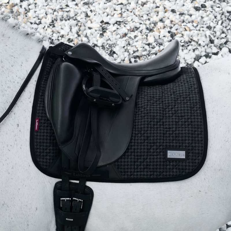 LeMieux "Aspen houndstooth dressage" underlag - sort på hest