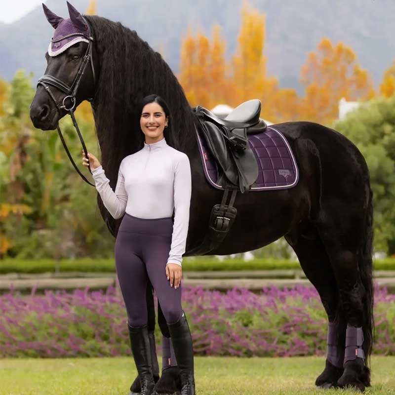 LeMieux Classic Loire Dressage underlag - Juniper hest står med