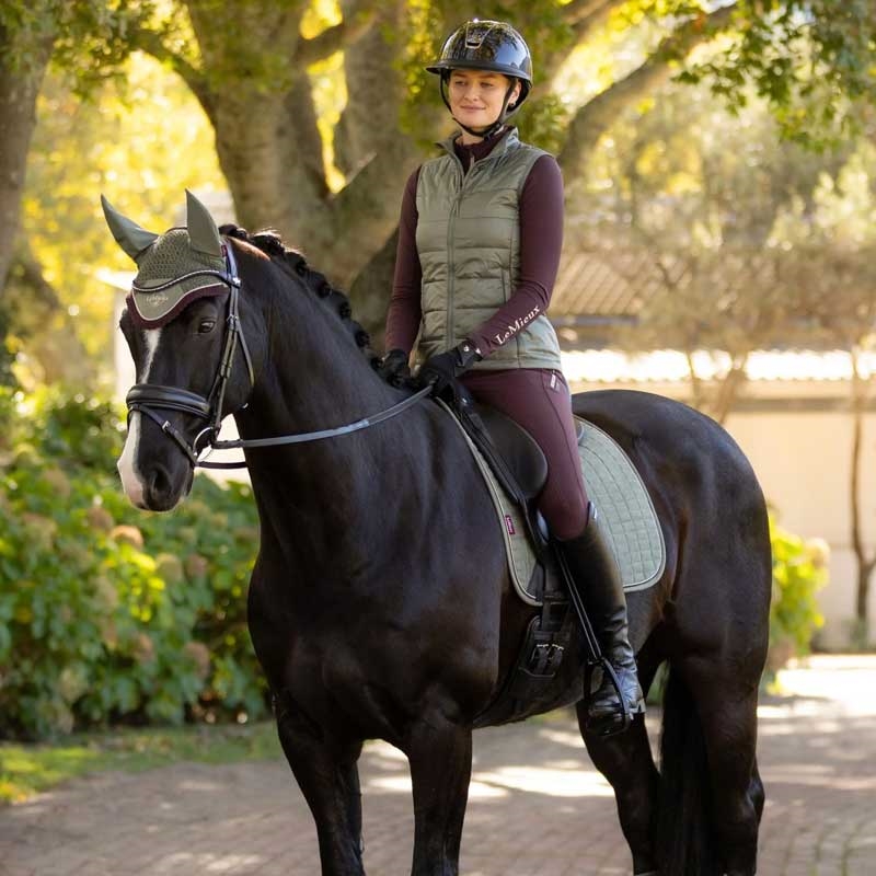 LeMieux Dressage Suede underlag - Rosemary på hest der rides