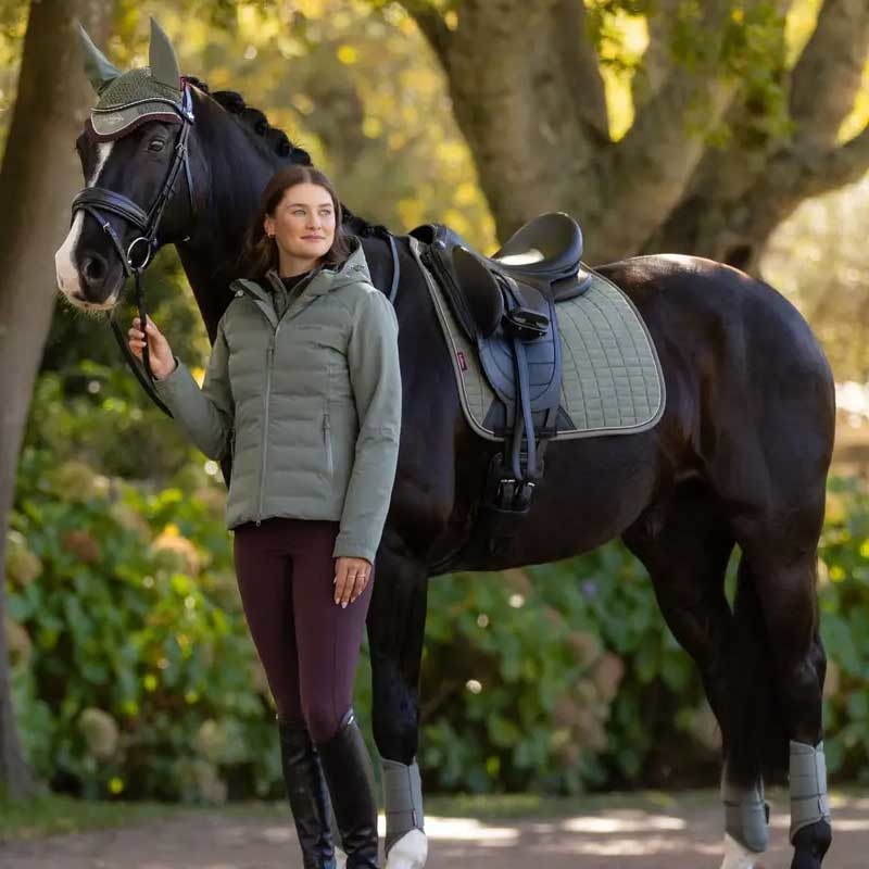 LeMieux Dressage Suede underlag - Rosemary på hest