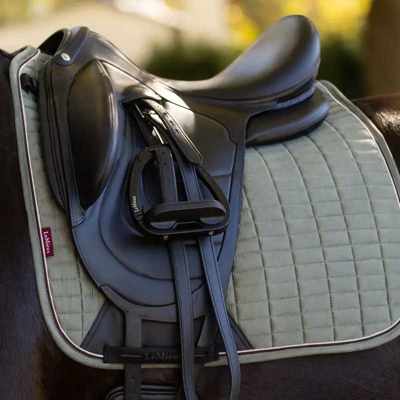 LeMieux Dressage Suede underlag - Rosemary tæt på