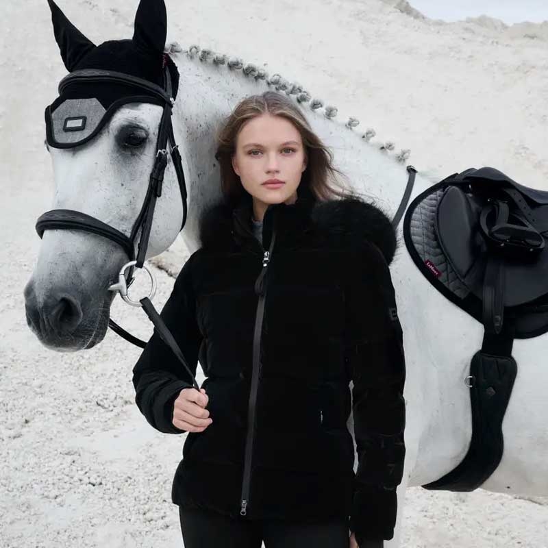LeMieux vinterjakke "Aspen puffer" - Sort på rytter med hest