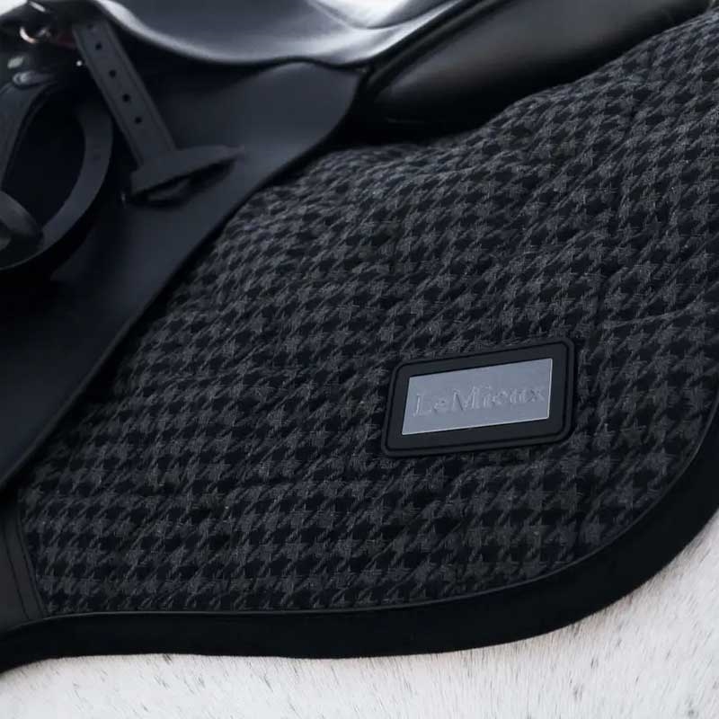 LeMieux "Aspen houndstooth jumping" underlag - sort tæt på