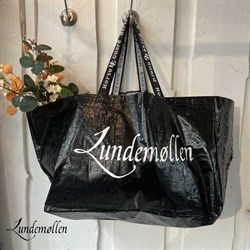 Staldpose i sort med logo fra Lundemøllen