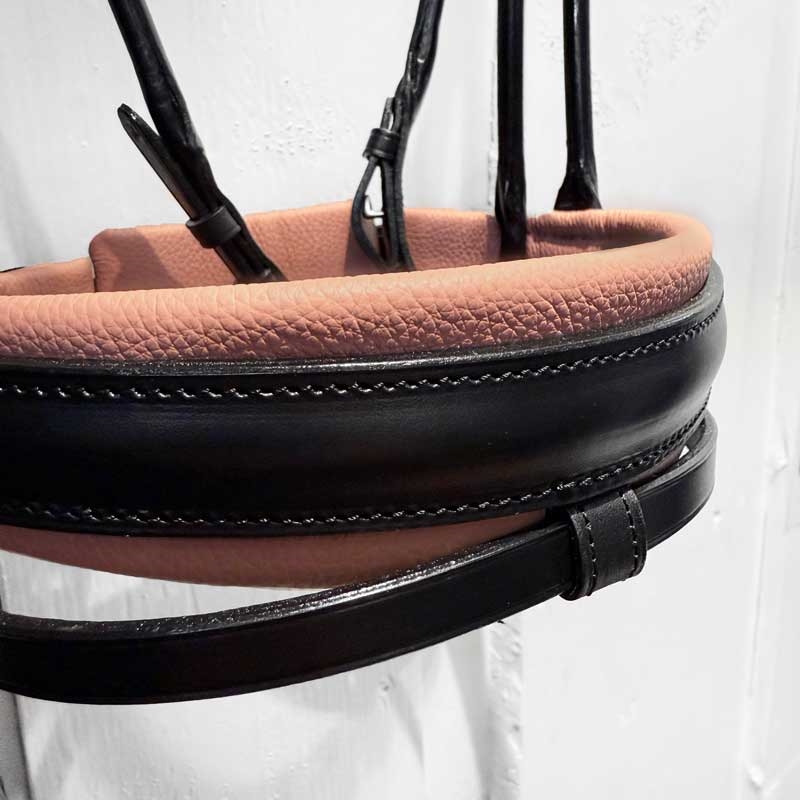 OS trense "München" Feel Good, rundsyet m. Comfort næsebånd - sort/Blush Rose + Rivoli krystaller Light Rose