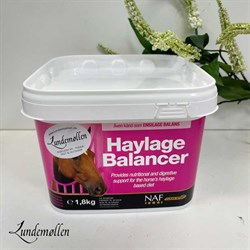 Haylage balancer i bøtte fra NAF hos Lundemøllen