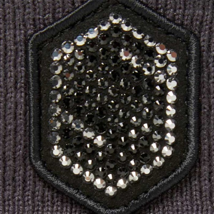 Tæt på swarovski krystal logo på Samshiedl pandebånd Amalie Blazon