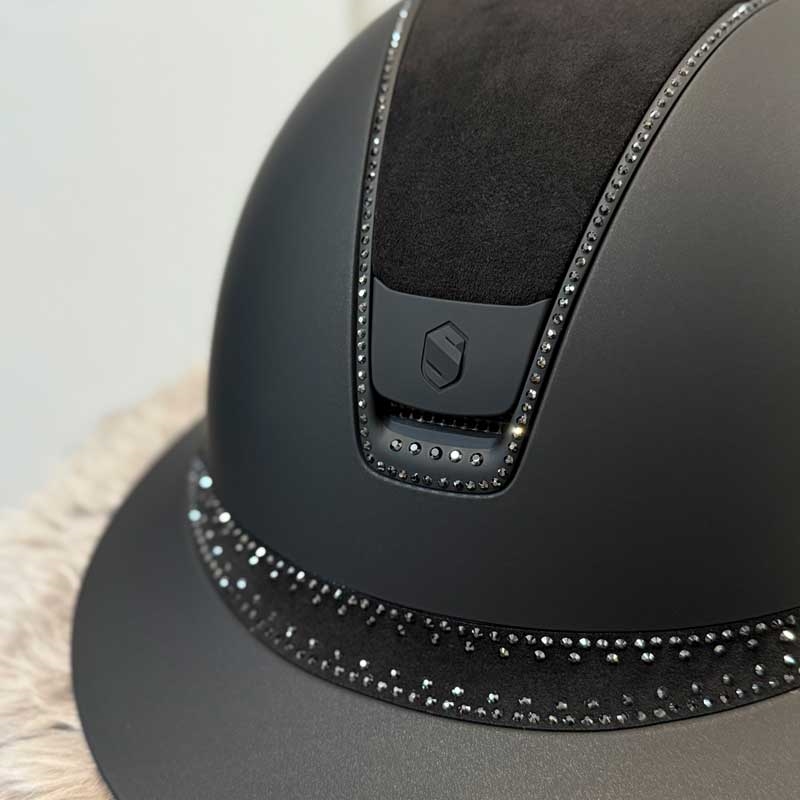 Samshield Miss Shield Shadowmatt 2.0 - sort/matt black m. Alcantara top, Tiara frontbånd + 300 Swarovski
