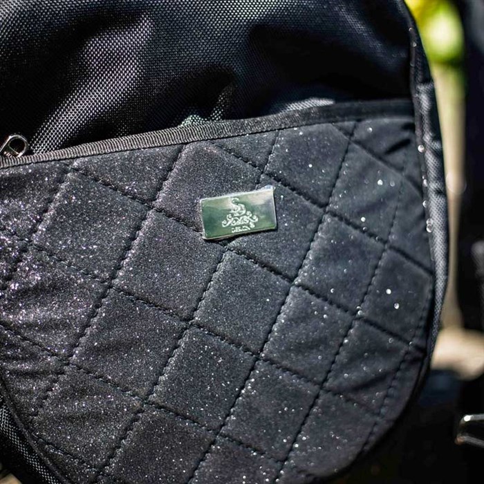 Hjelmtaske fra SD Design midnight sparkle sort glitter tæt på