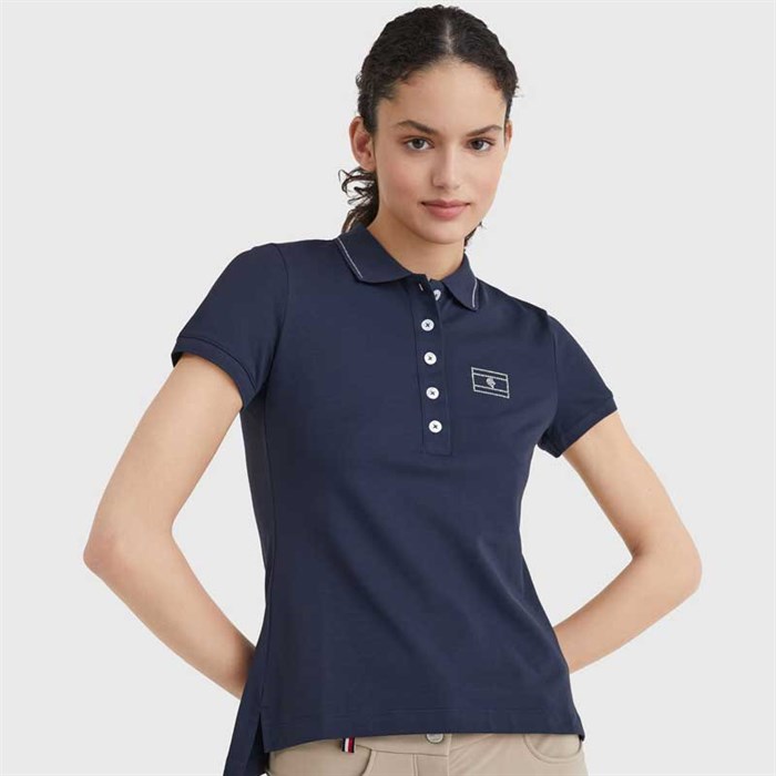 Se den flotte Crystal polo fra Tommy Hilfiger på rytter