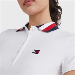 Tæt på hvid polo med logo og stribet krave det Tommy Hilfiger Equestrian