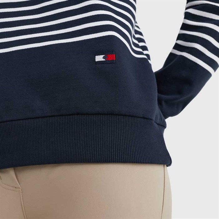 Tæt på logo af Tommy Hilfiger Hoodie med striber