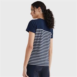 Se den flotte Tommy Hilfiger stribede t-shirt bagfra